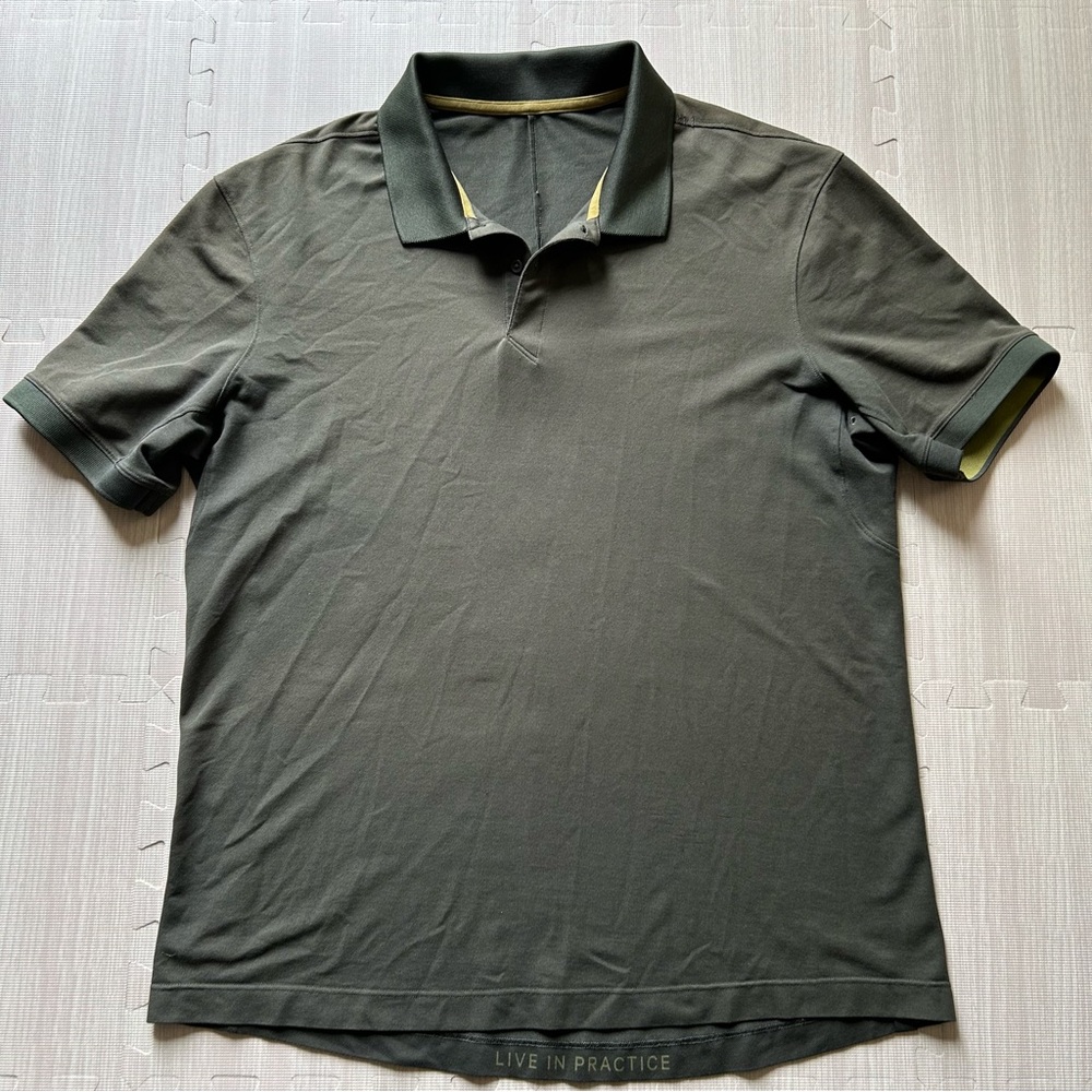 Men’s Lululemon Live In Practice Army Green Short Sleeve Polo Shirt. Large